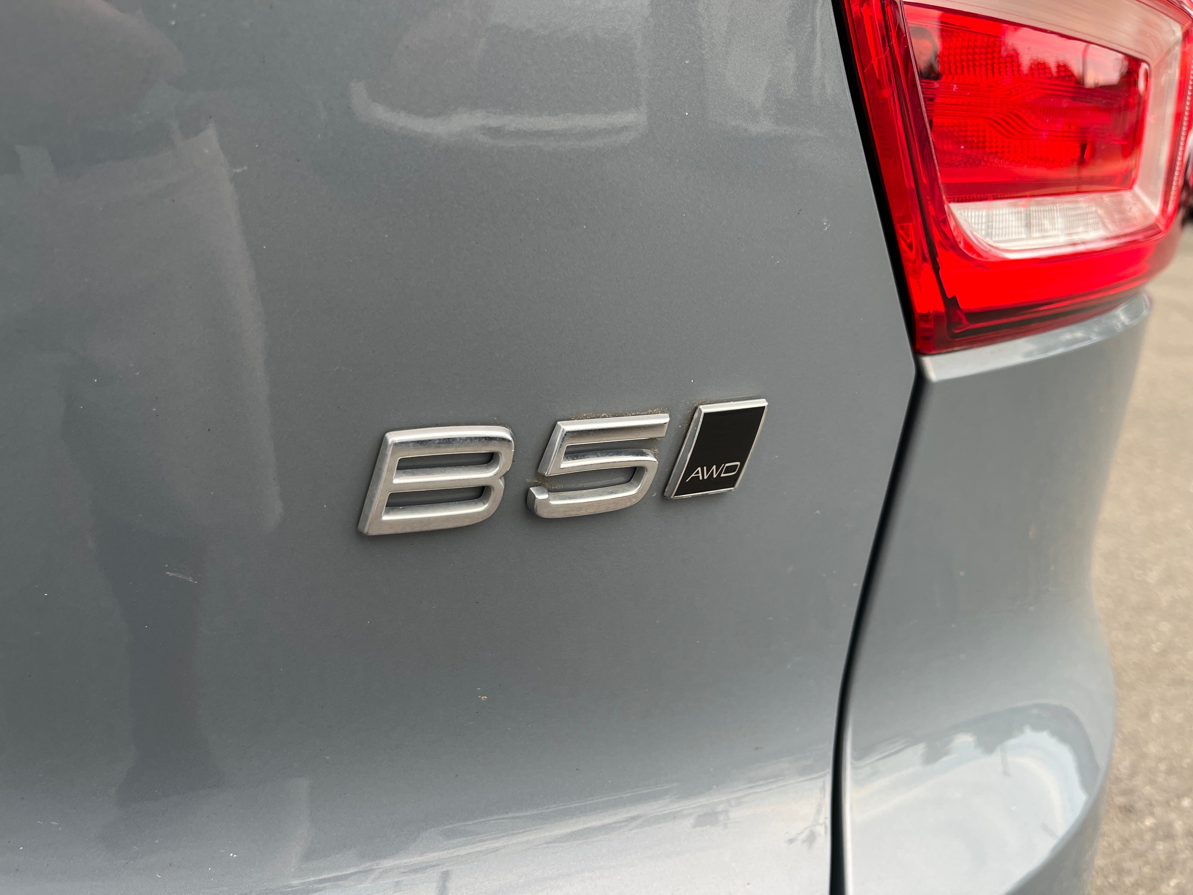 2023 Volvo XC40 Plus Dark Theme