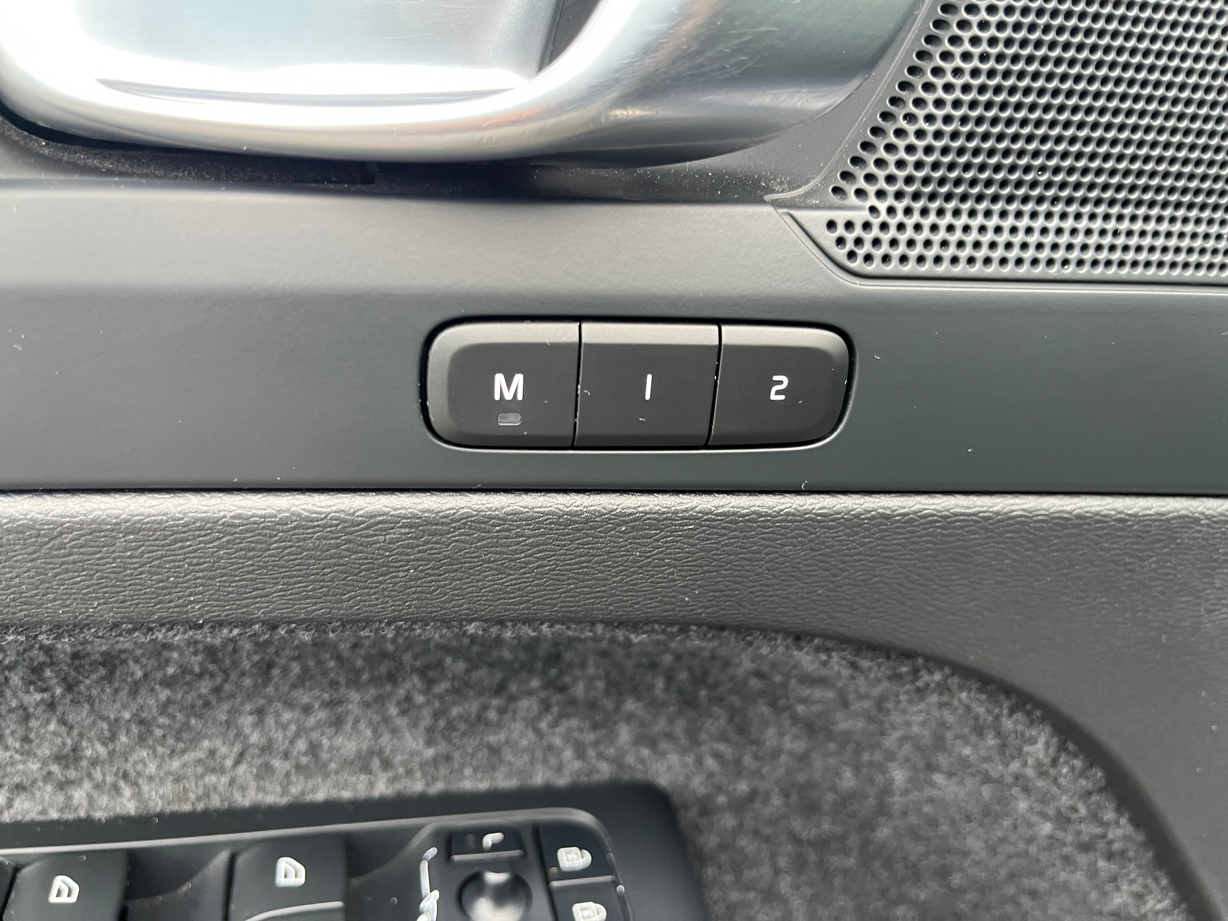 2023 Volvo XC40 Plus Dark Theme