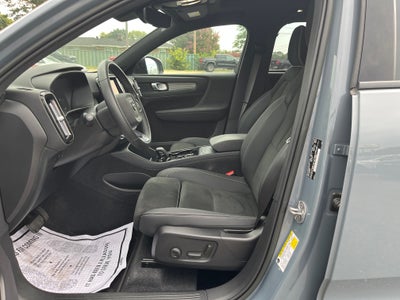 2023 Volvo XC40 Plus Dark Theme