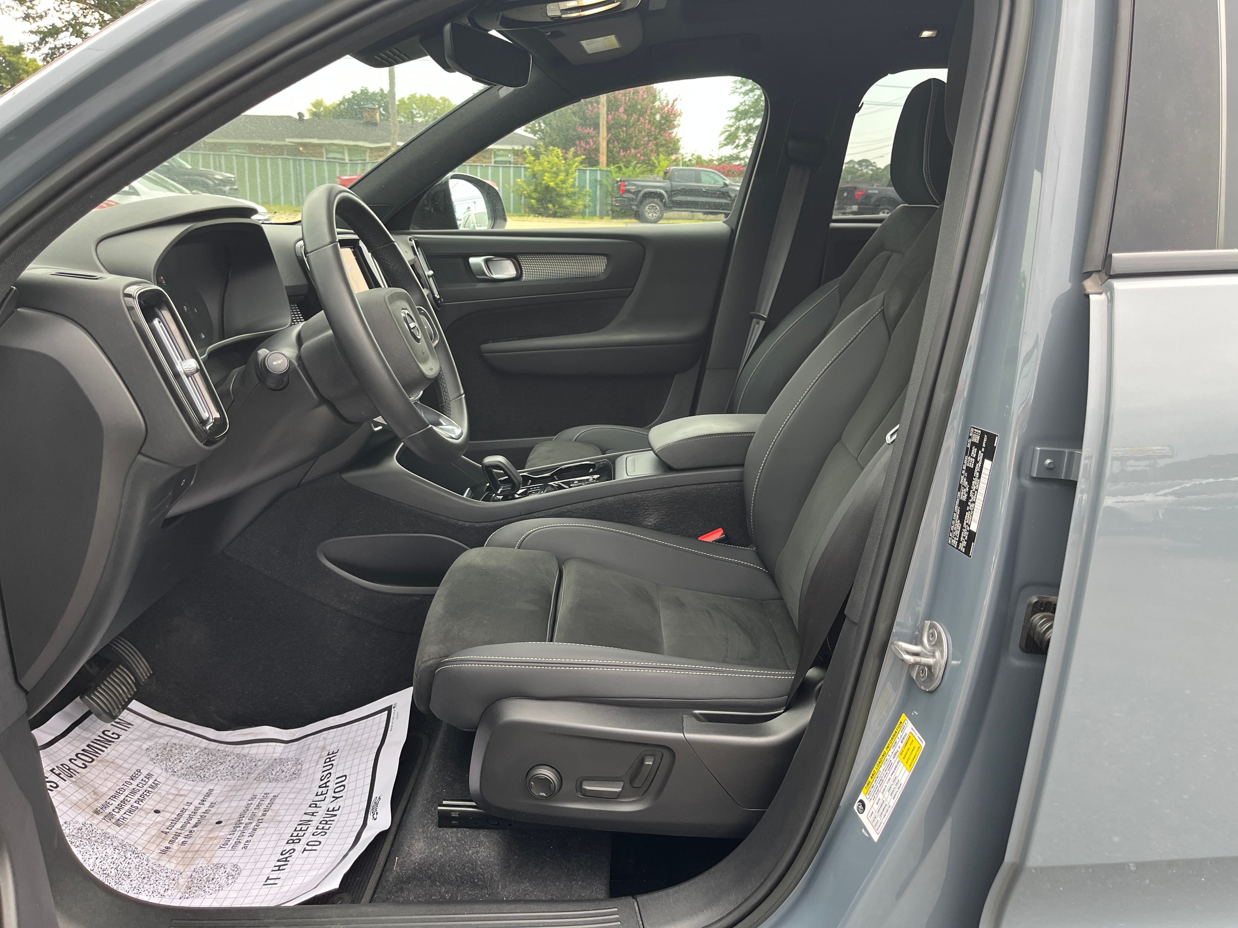 2023 Volvo XC40 Plus Dark Theme