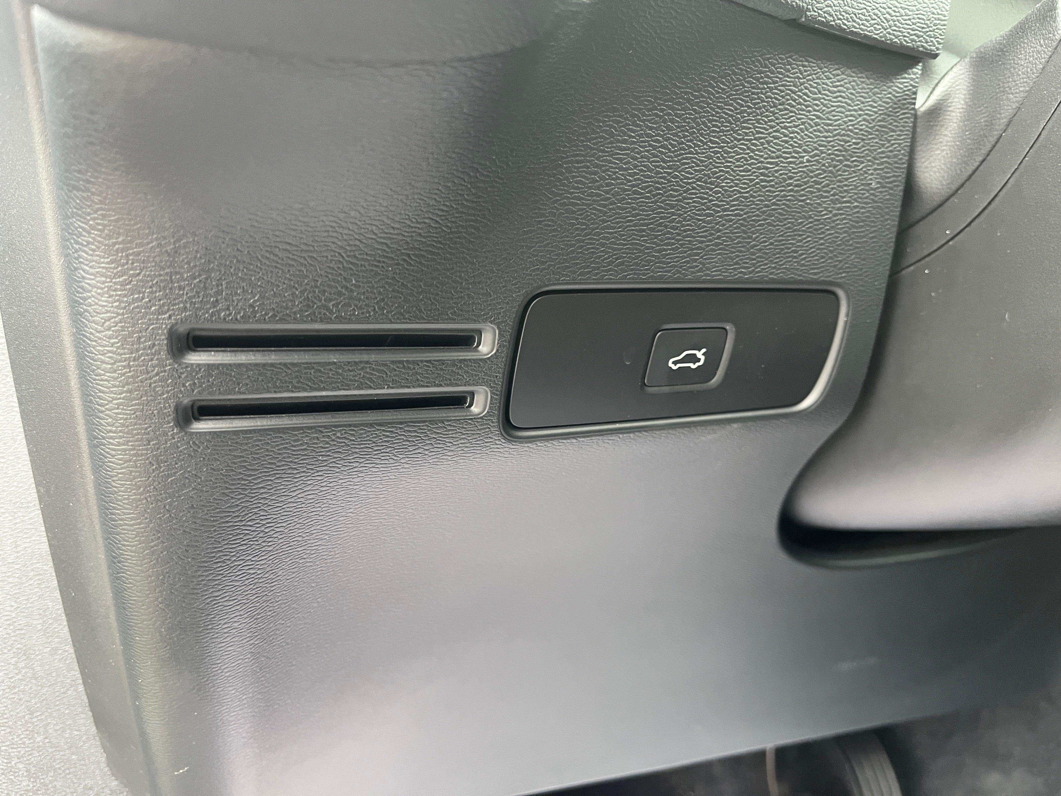 2023 Volvo XC40 Plus Dark Theme