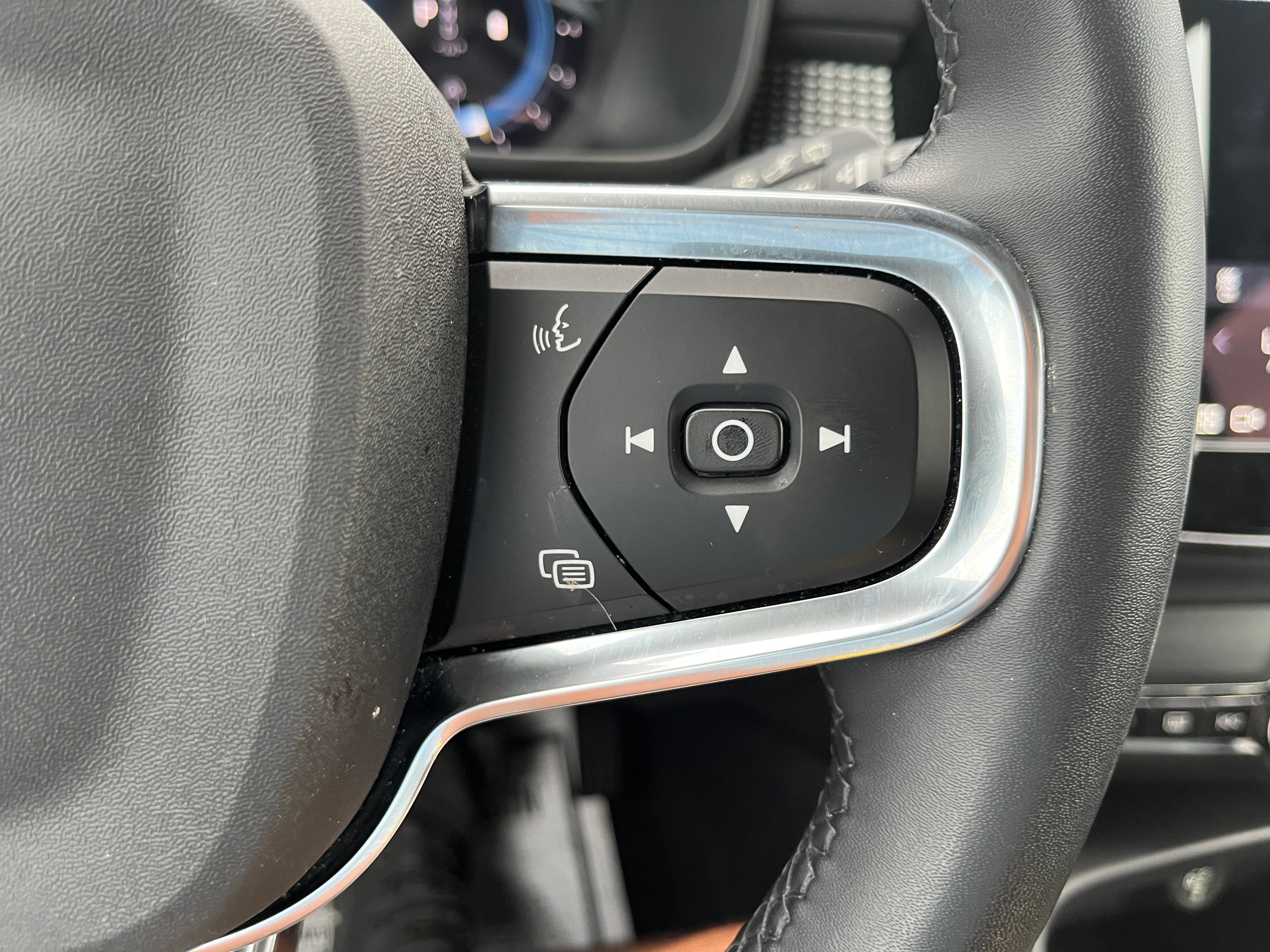 2023 Volvo XC40 Plus Dark Theme