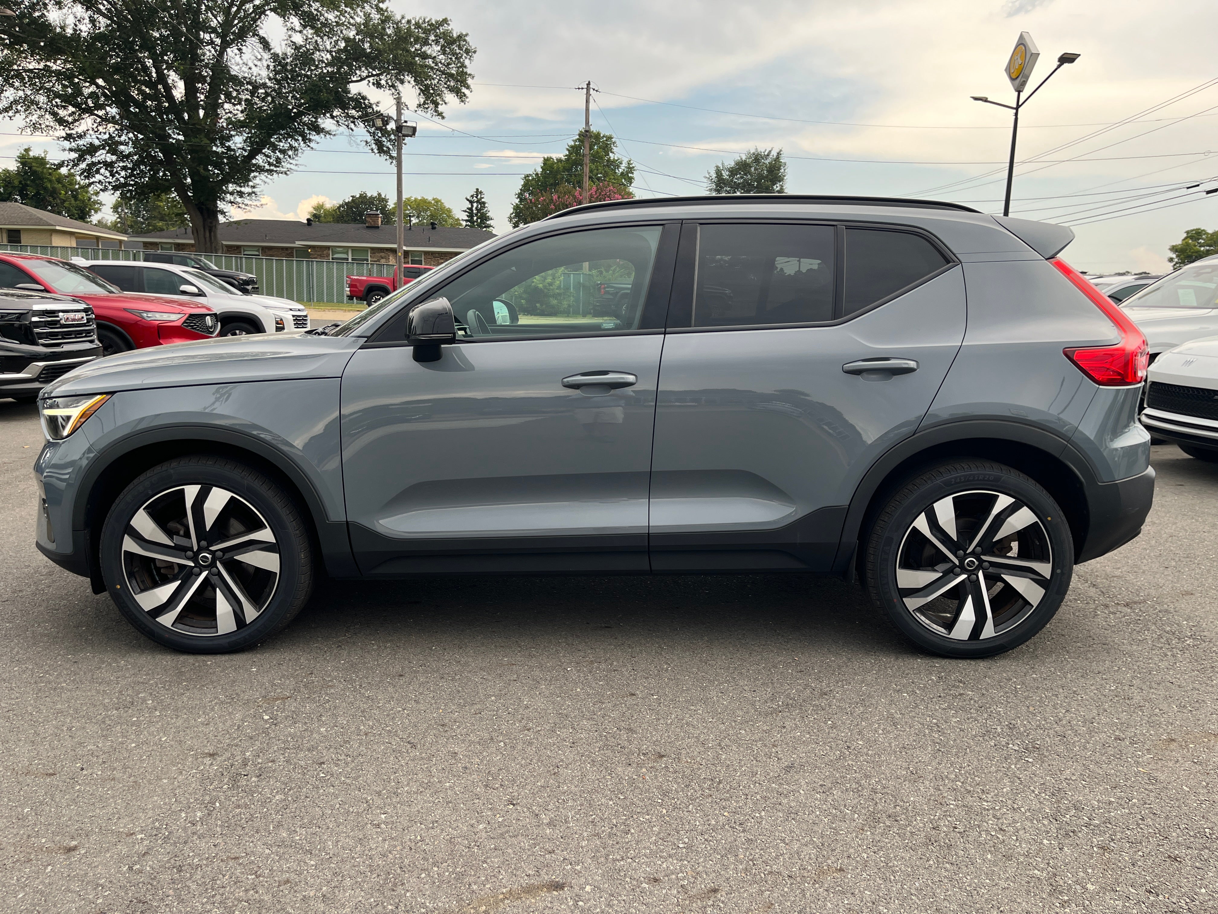 2023 Volvo XC40 Plus Dark Theme