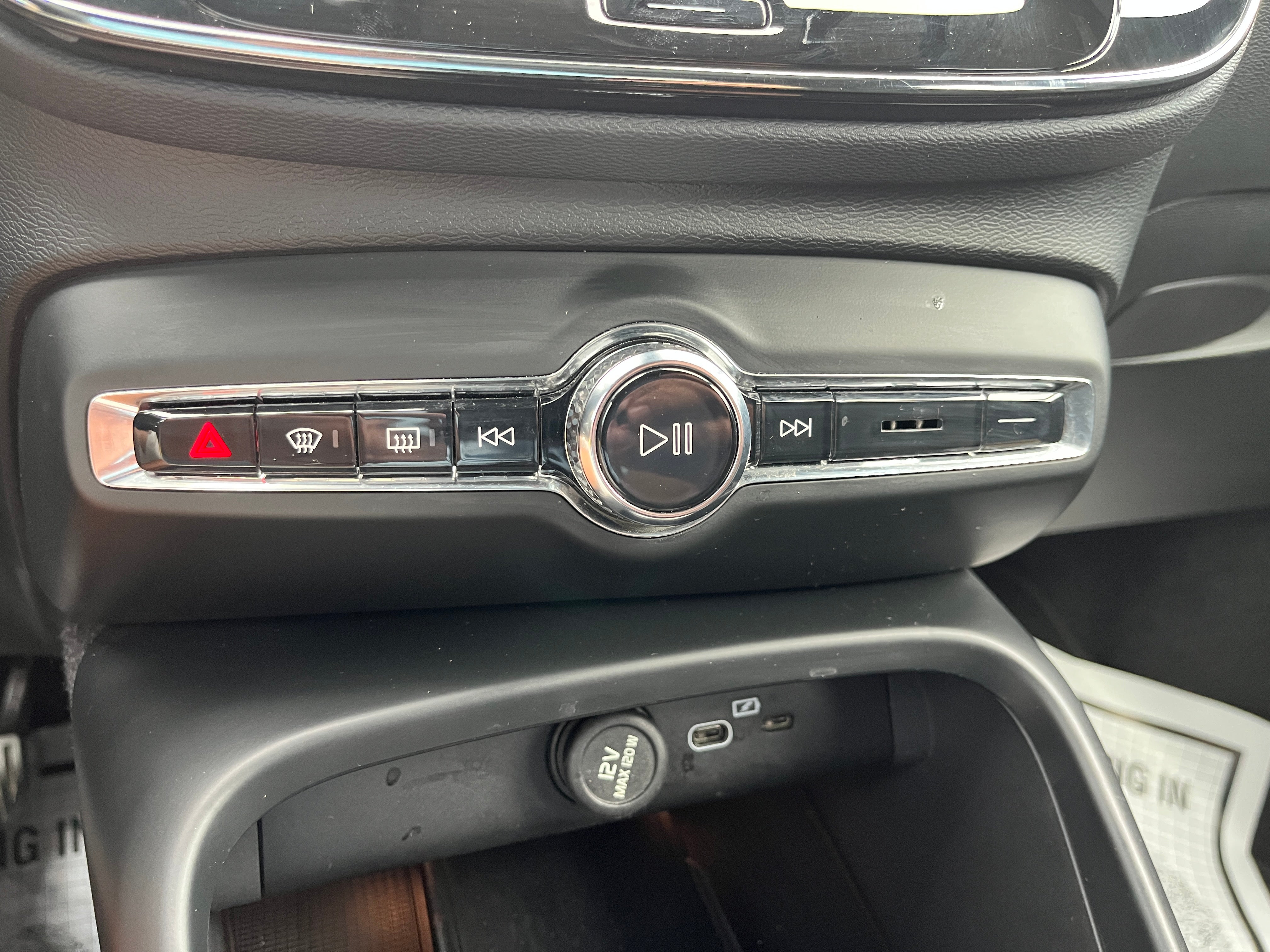 2023 Volvo XC40 Plus Dark Theme
