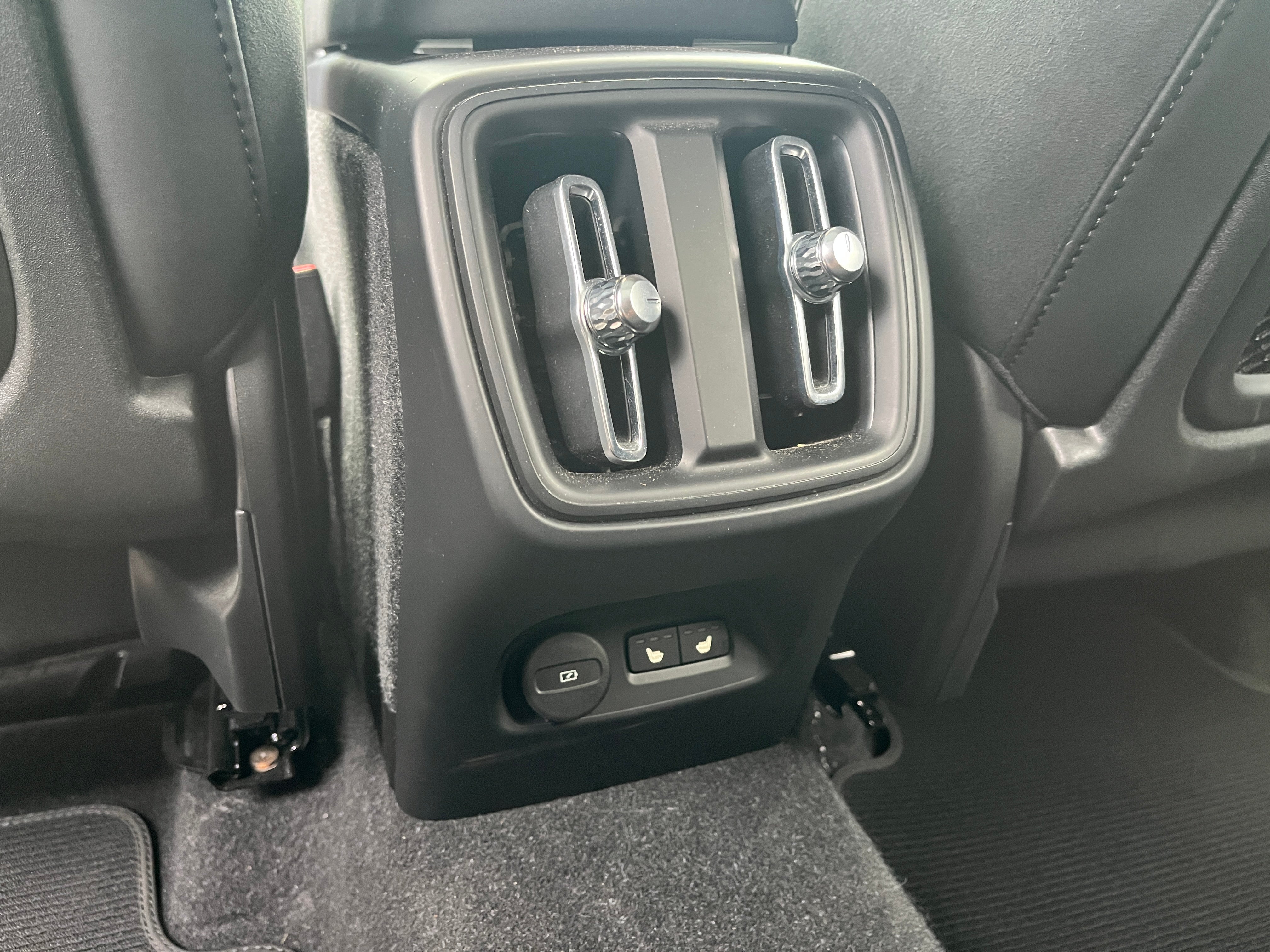 2023 Volvo XC40 Plus Dark Theme