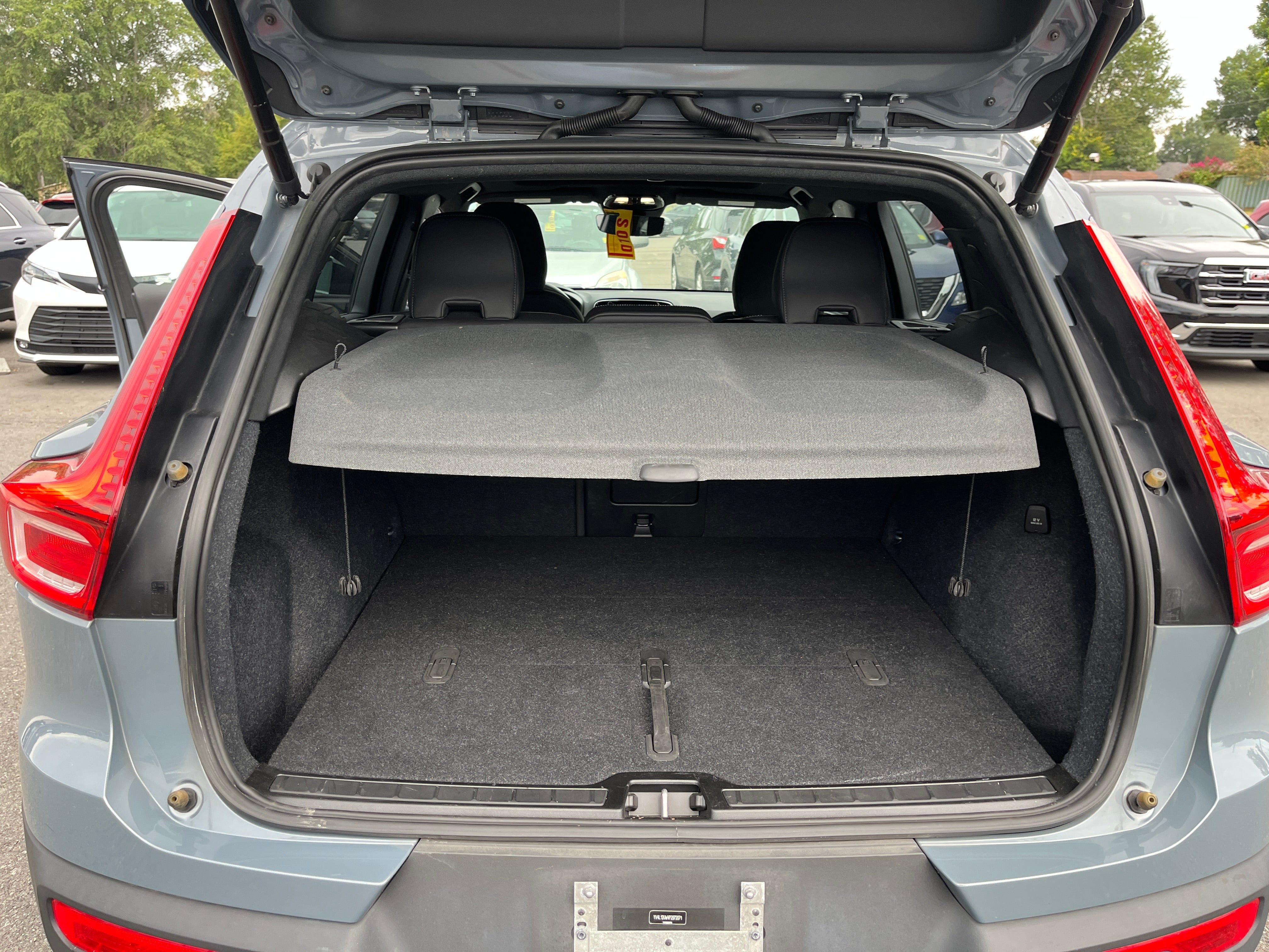 2023 Volvo XC40 Plus Dark Theme