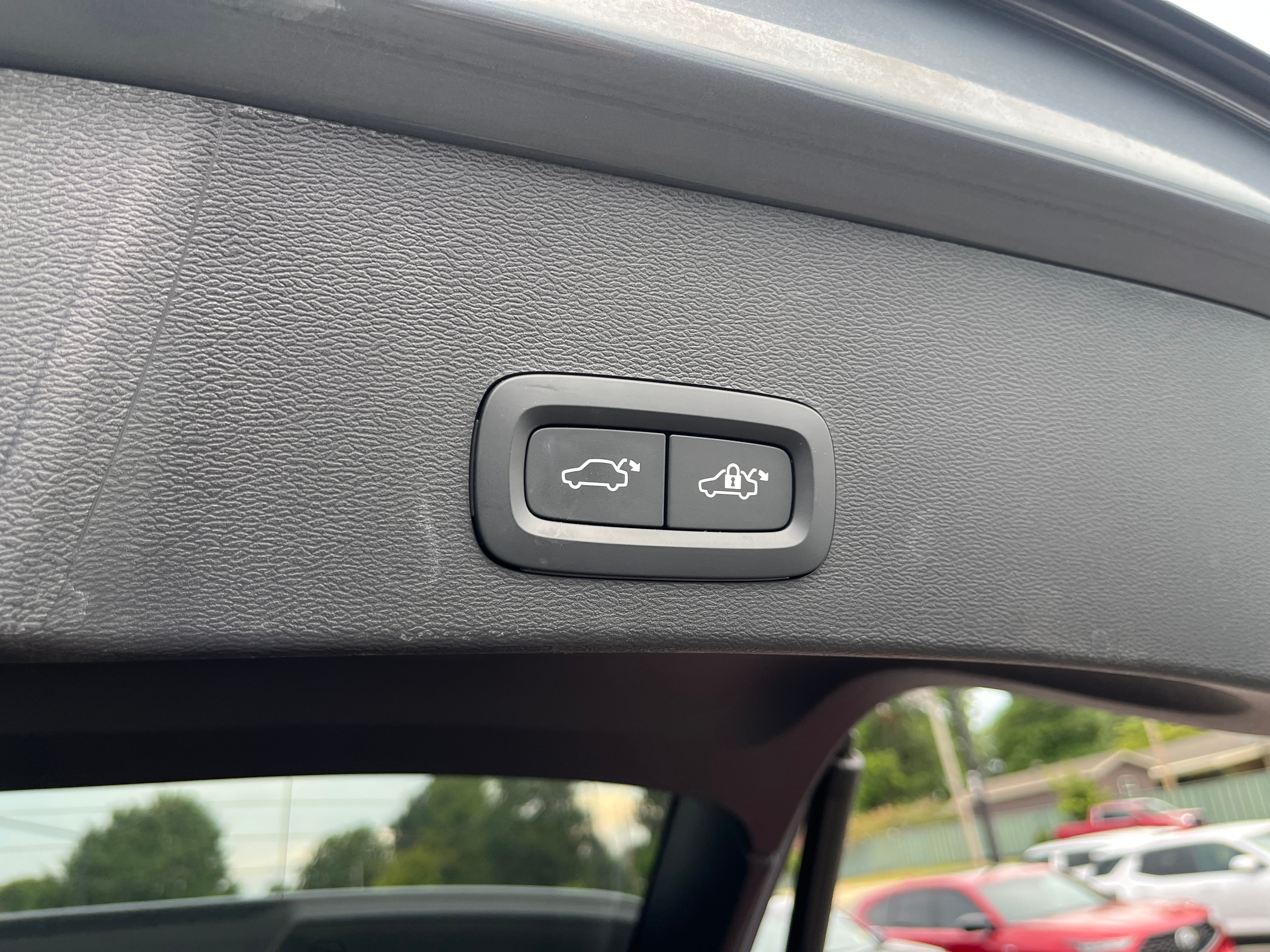 2023 Volvo XC40 Plus Dark Theme