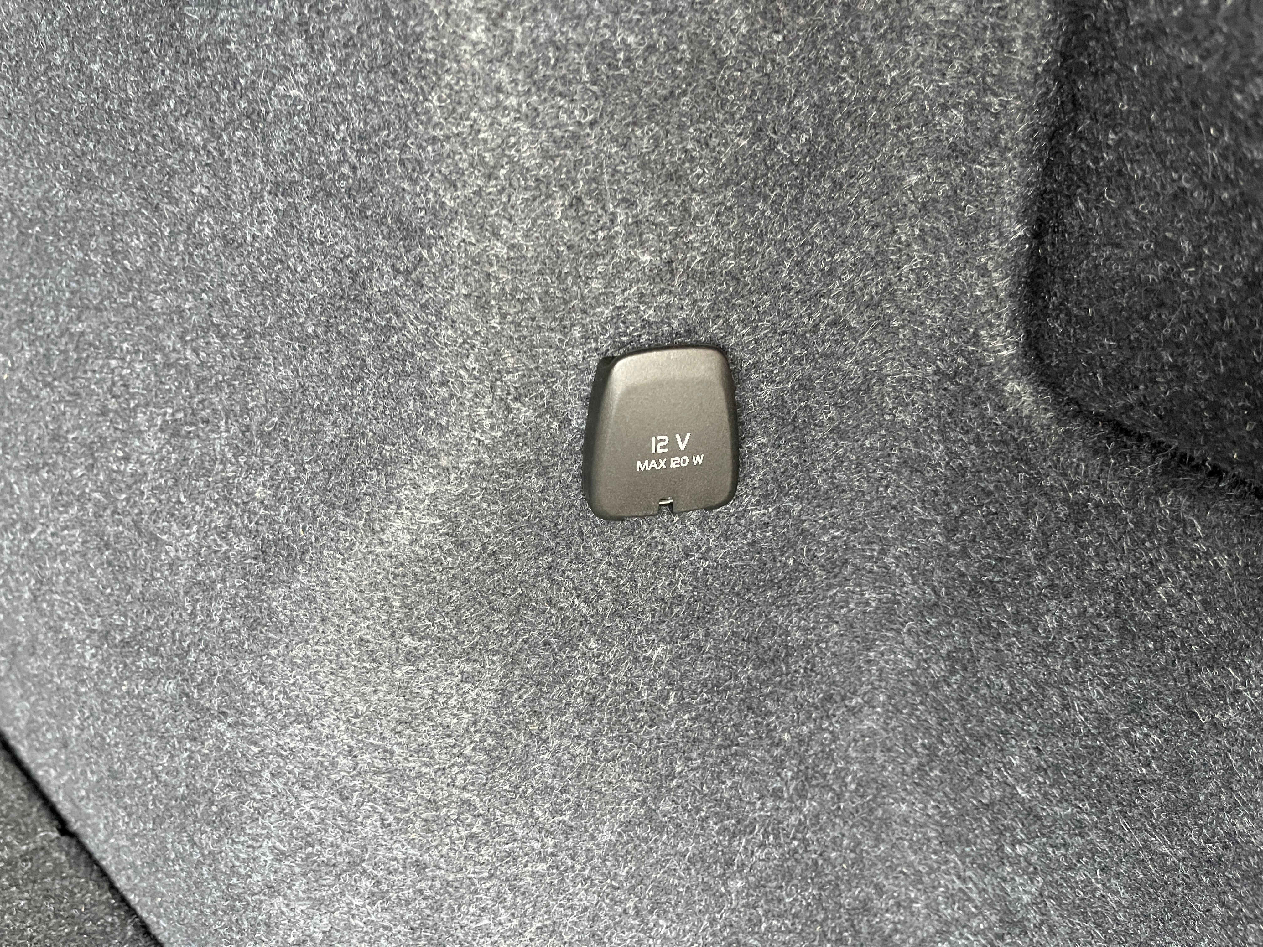 2023 Volvo XC40 Plus Dark Theme