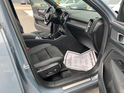 2023 Volvo XC40 Plus Dark Theme