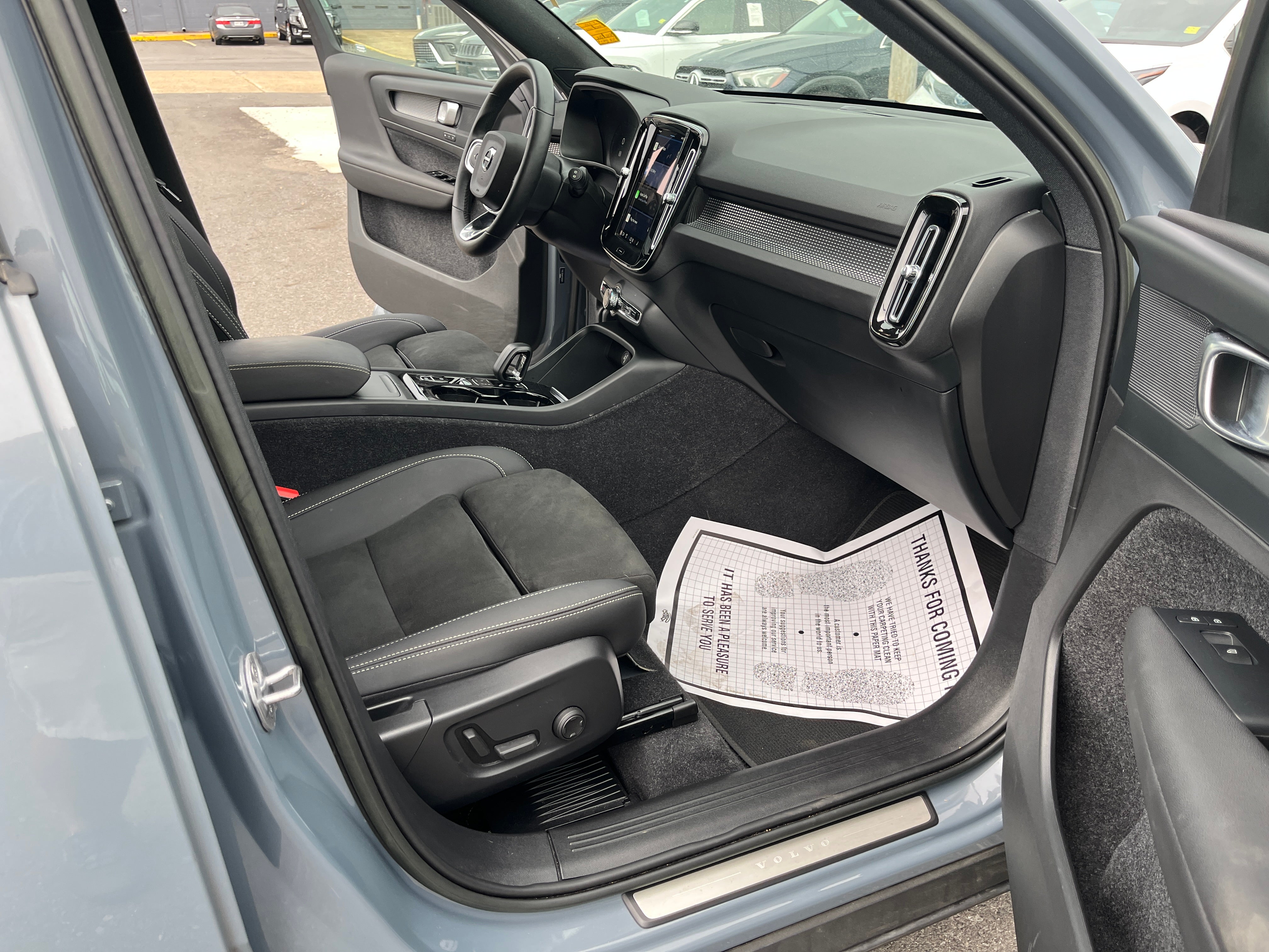 2023 Volvo XC40 Plus Dark Theme
