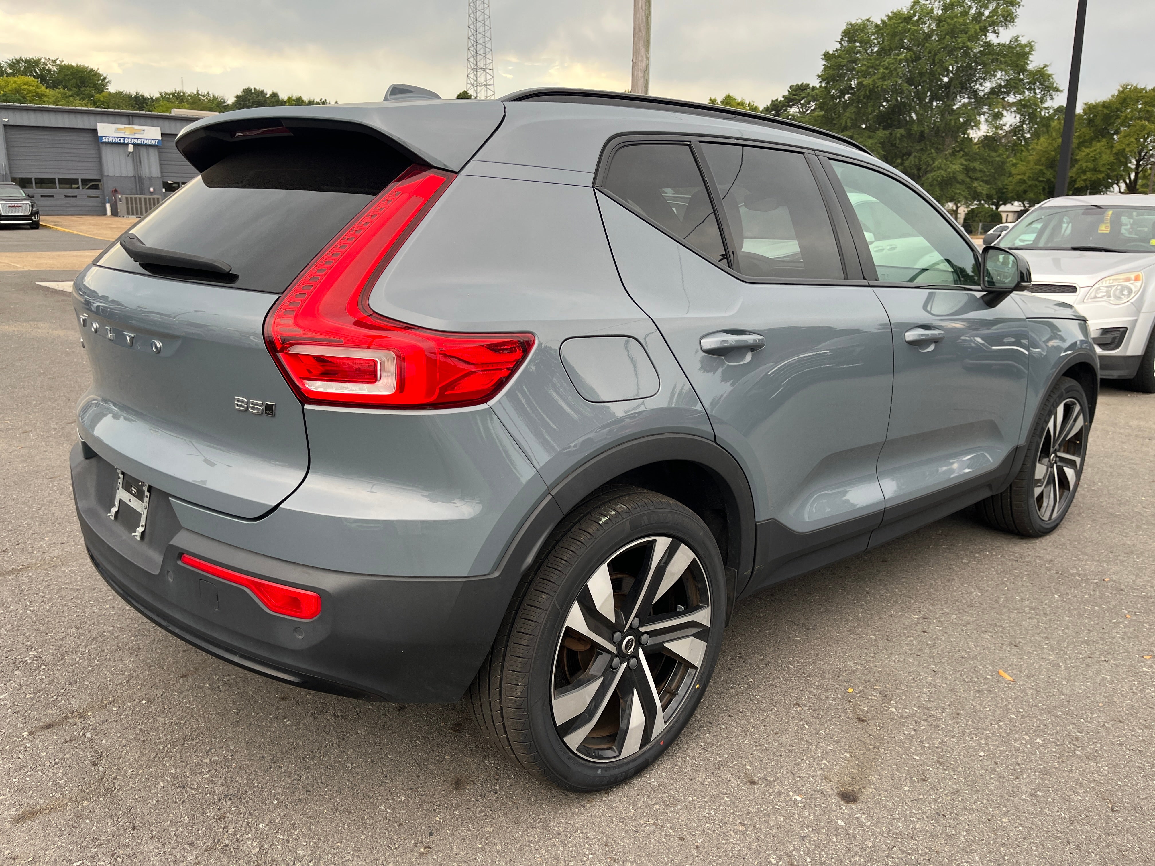 2023 Volvo XC40 Plus Dark Theme