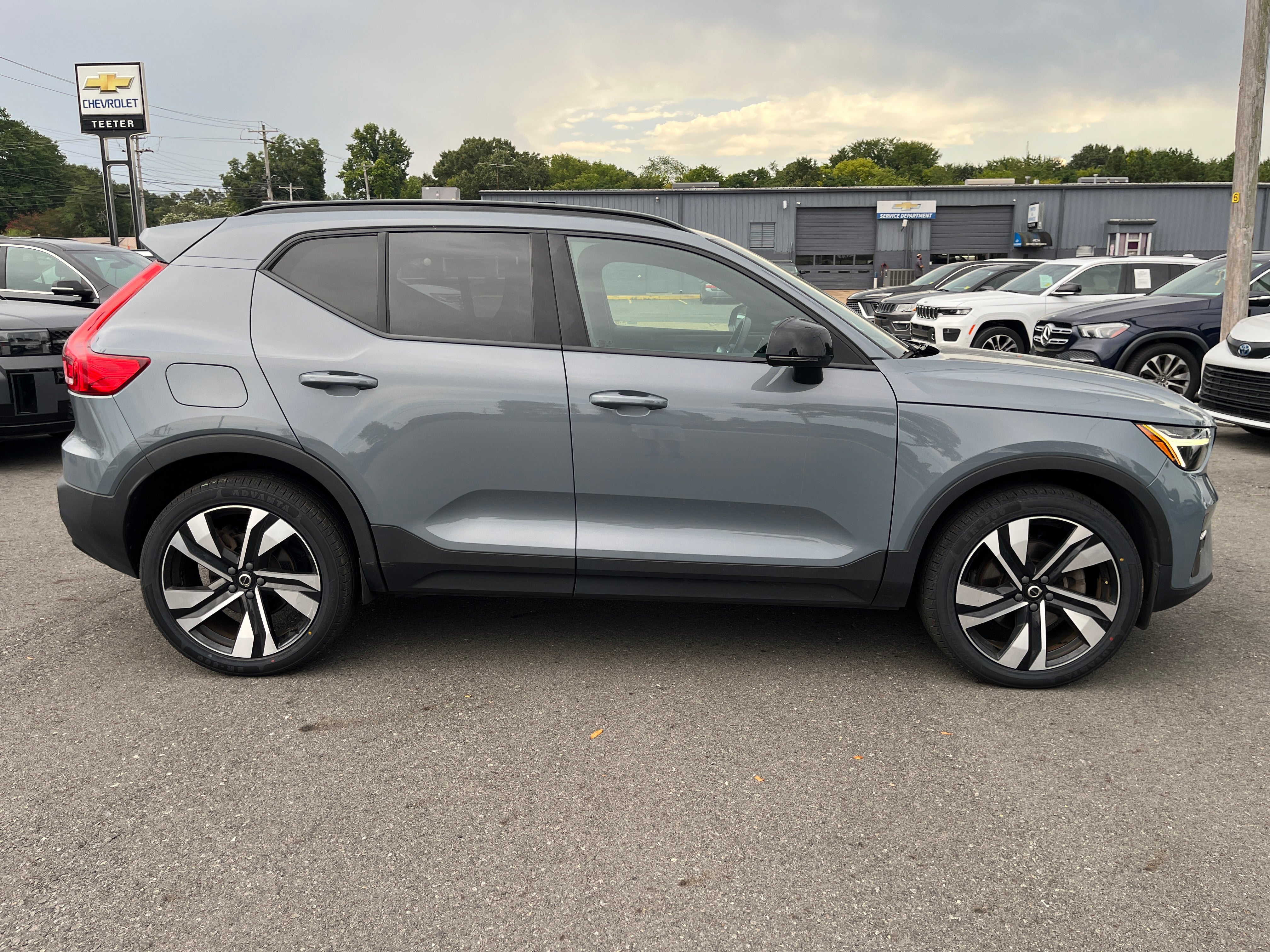 2023 Volvo XC40 Plus Dark Theme