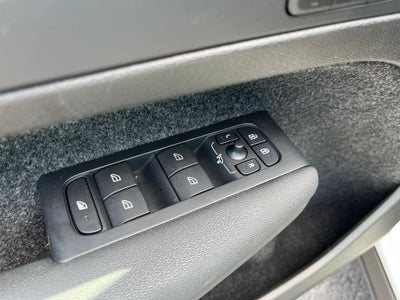 2023 Volvo XC40 Plus Dark Theme