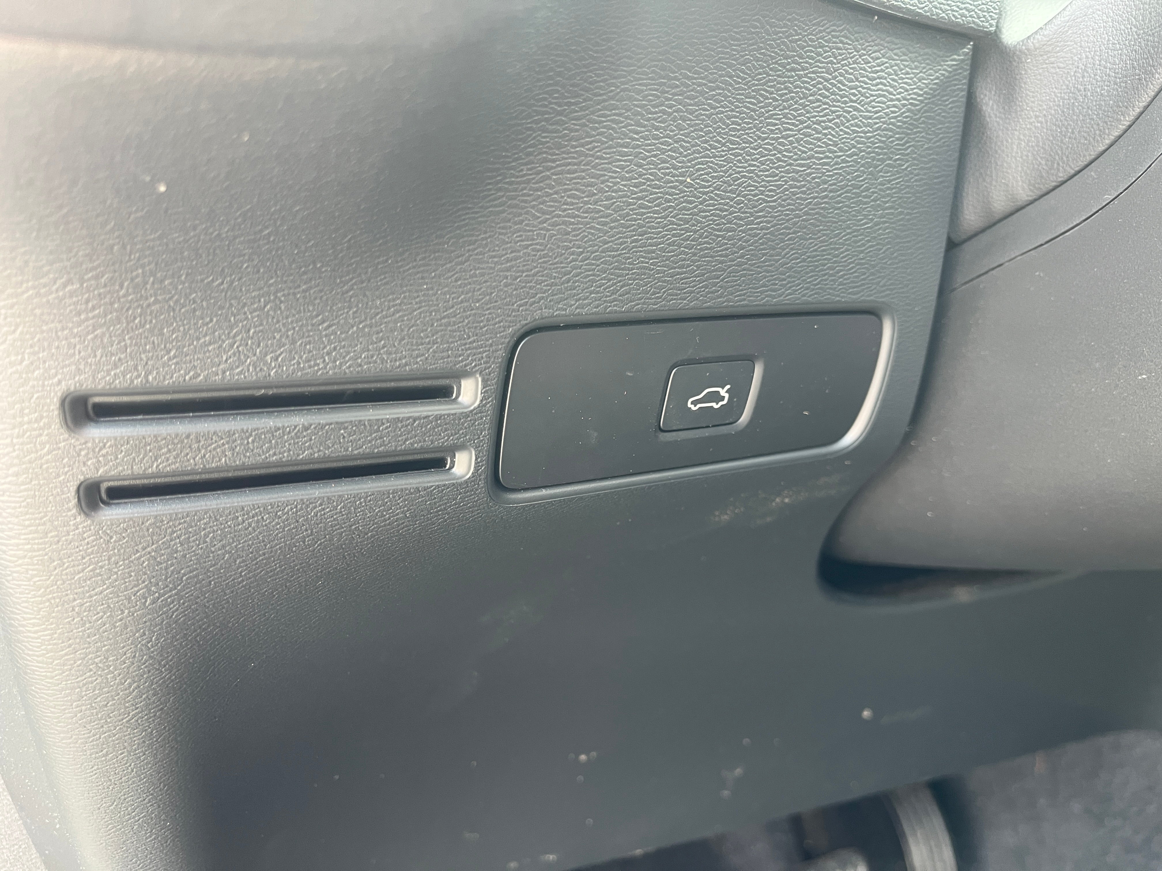 2023 Volvo XC40 Plus Dark Theme