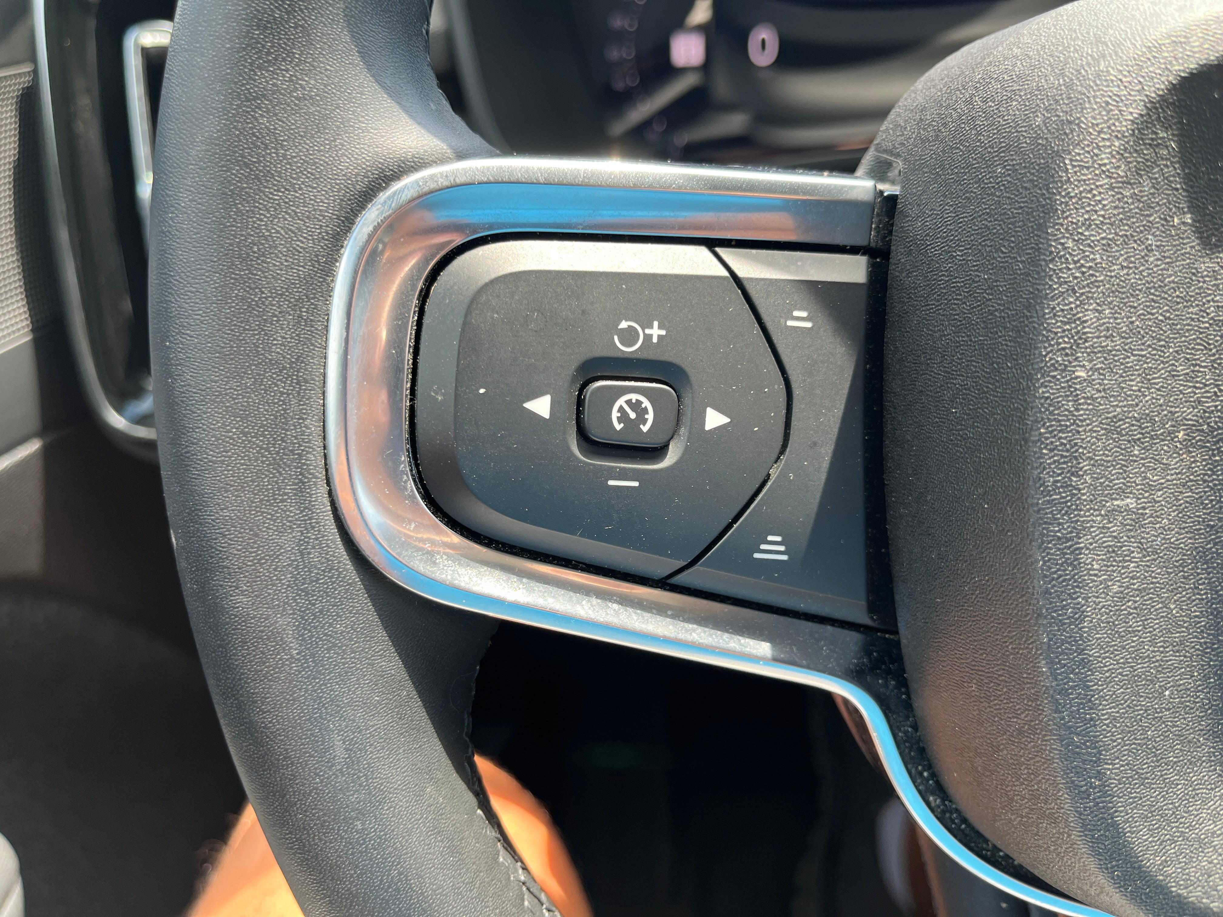 2023 Volvo XC40 Plus Dark Theme