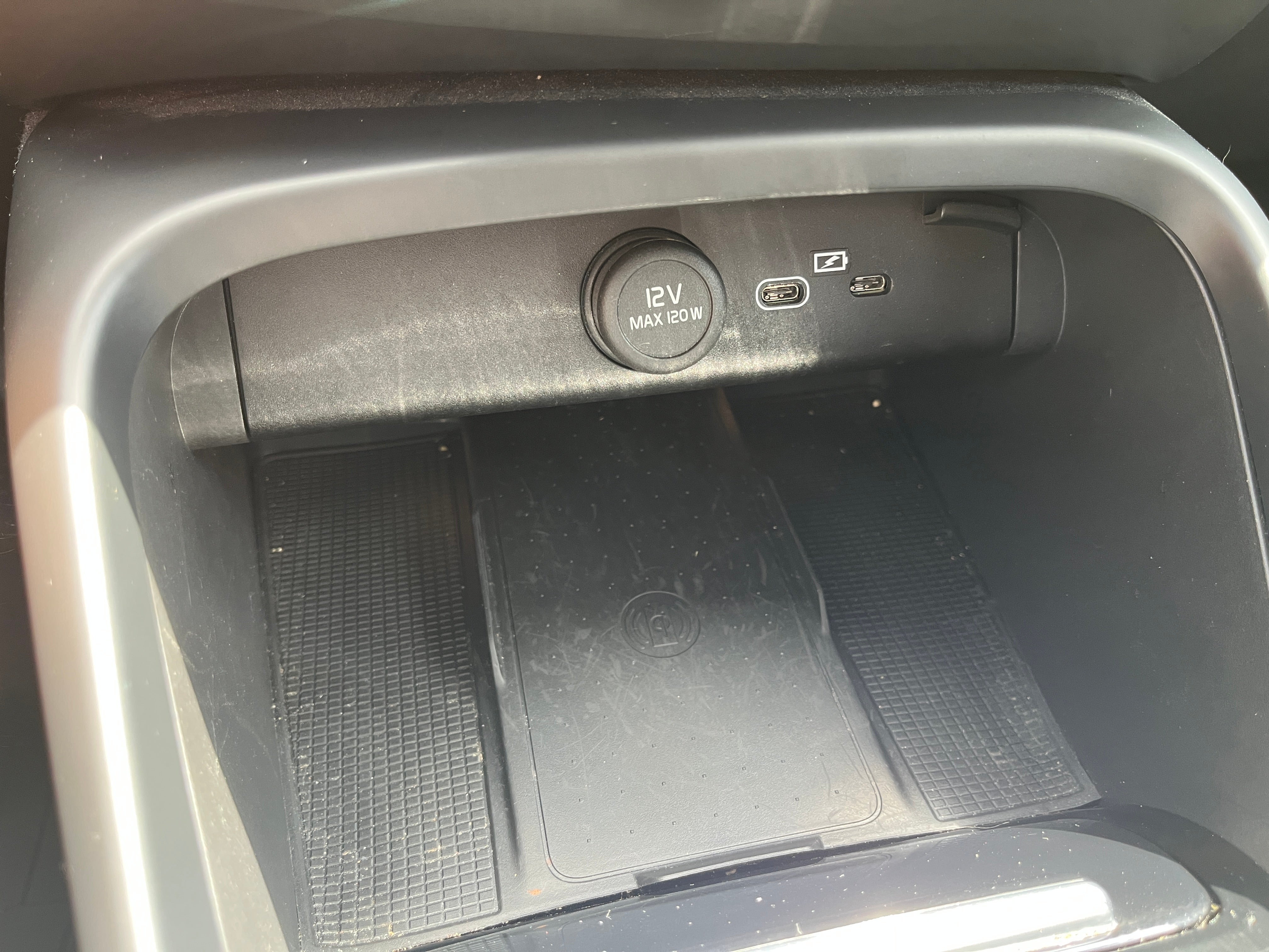 2023 Volvo XC40 Plus Dark Theme