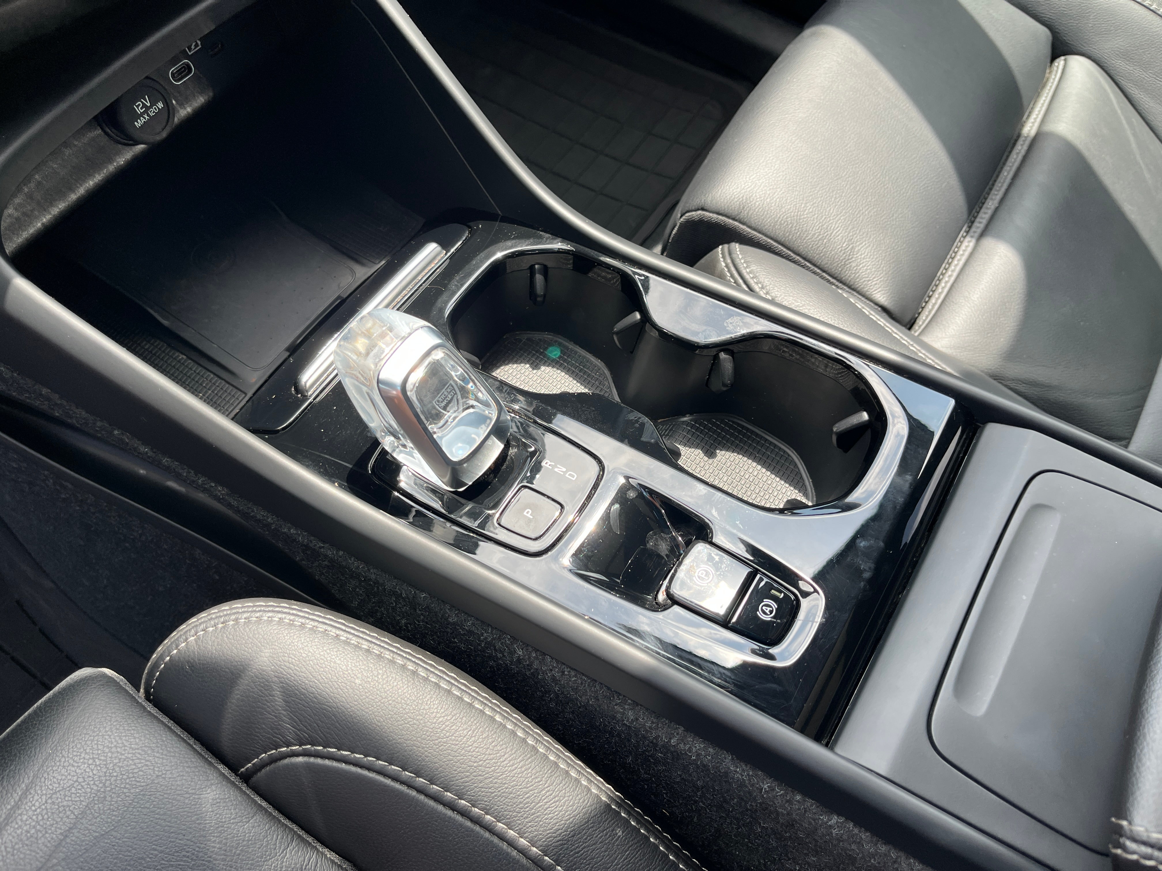 2023 Volvo XC40 Plus Dark Theme