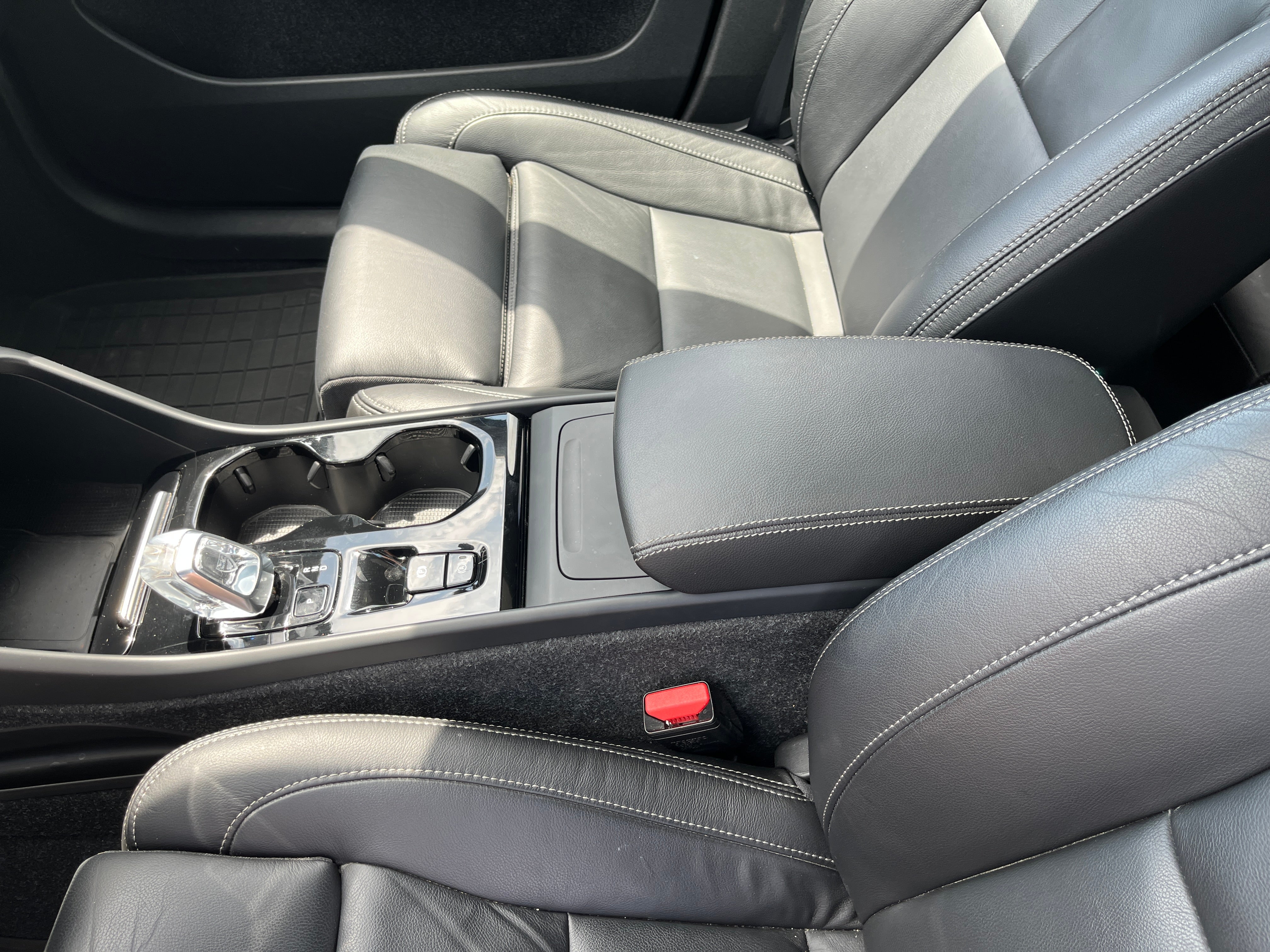 2023 Volvo XC40 Plus Dark Theme