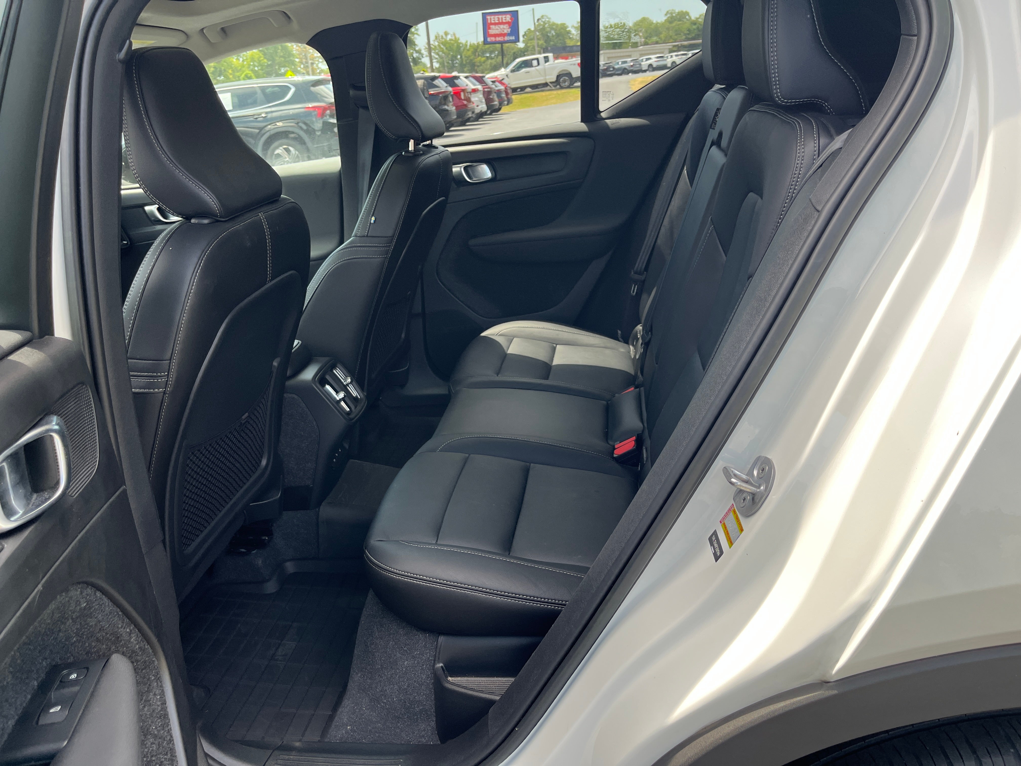 2023 Volvo XC40 Plus Dark Theme