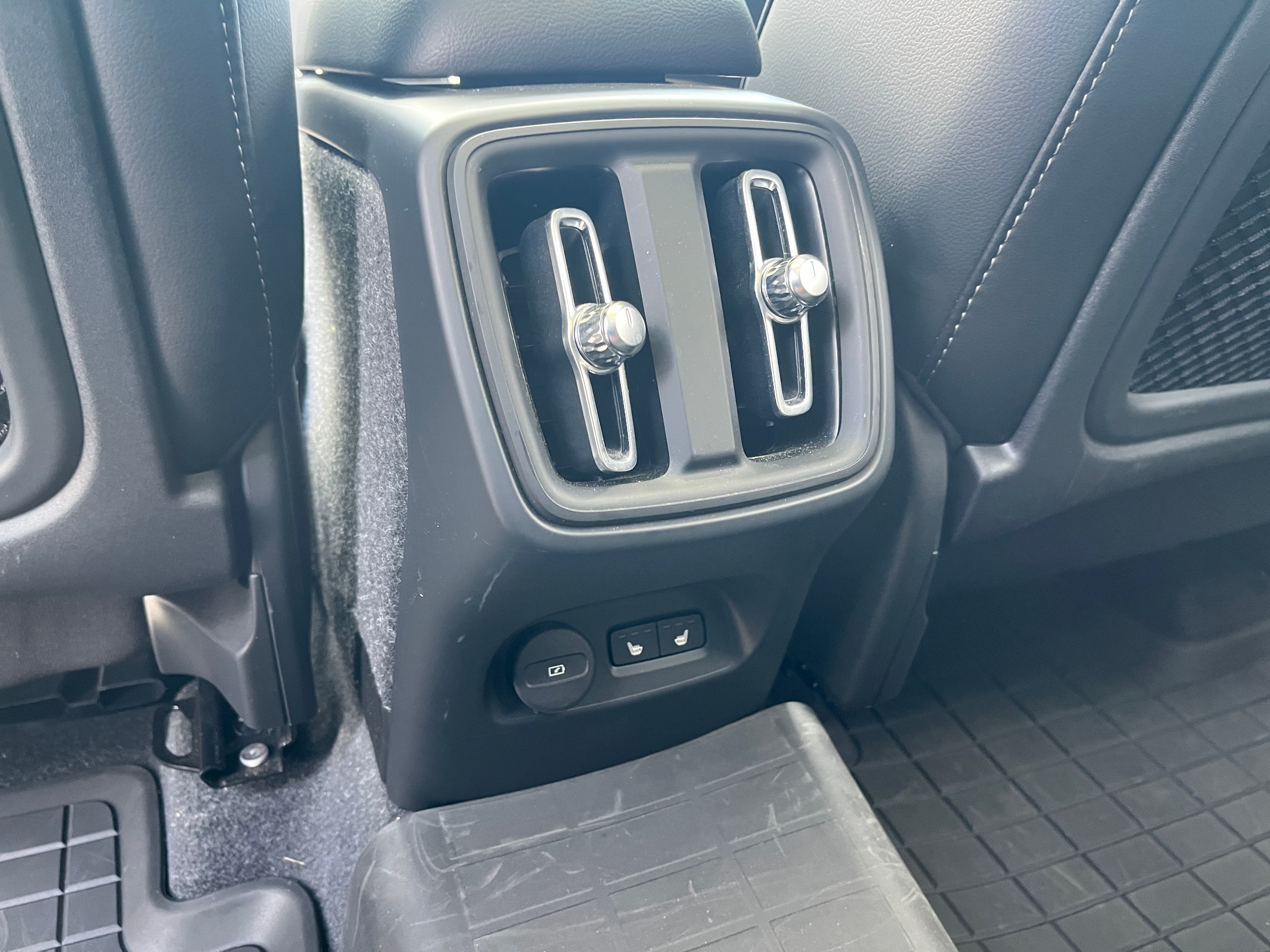 2023 Volvo XC40 Plus Dark Theme