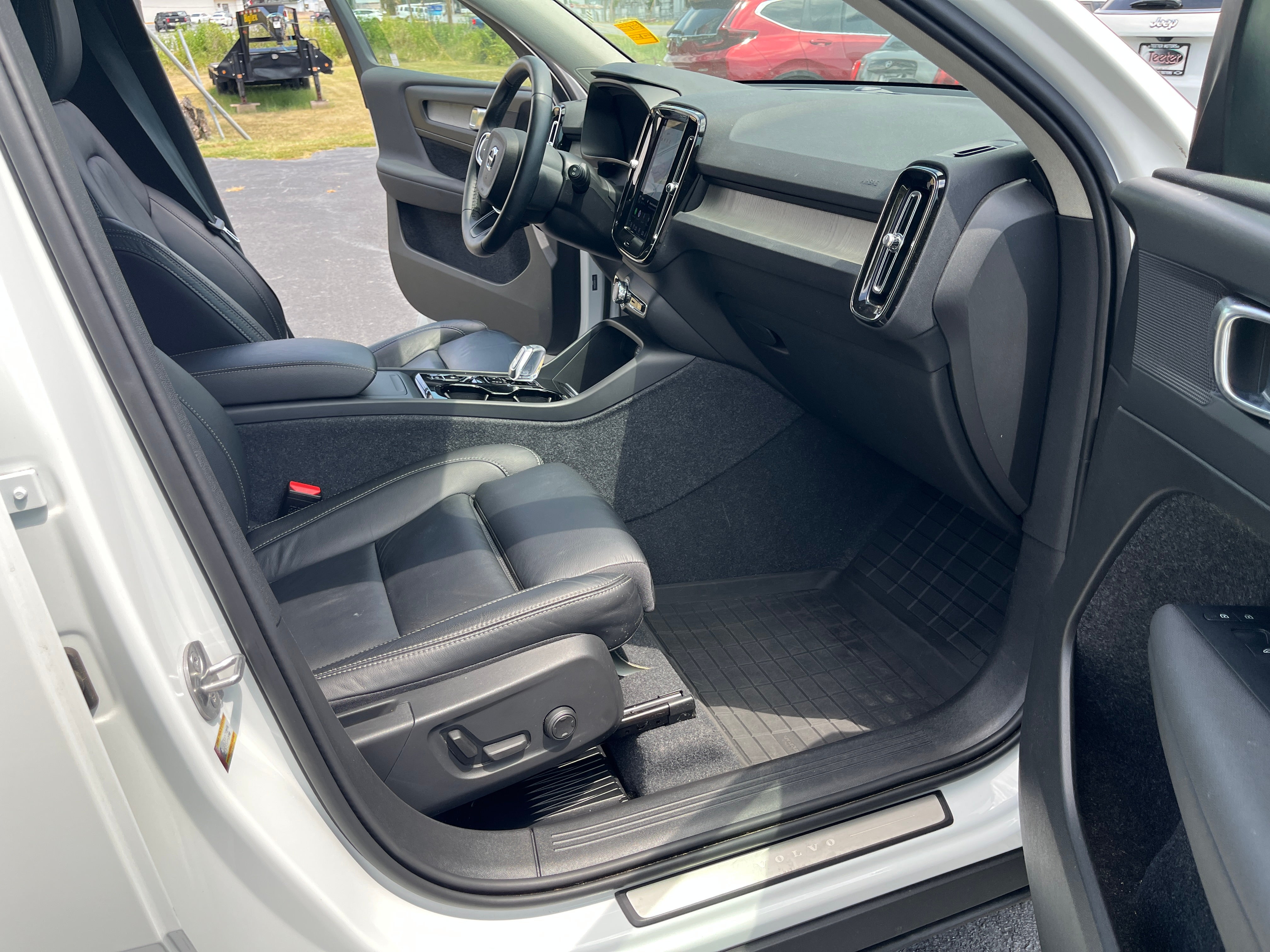 2023 Volvo XC40 Plus Dark Theme