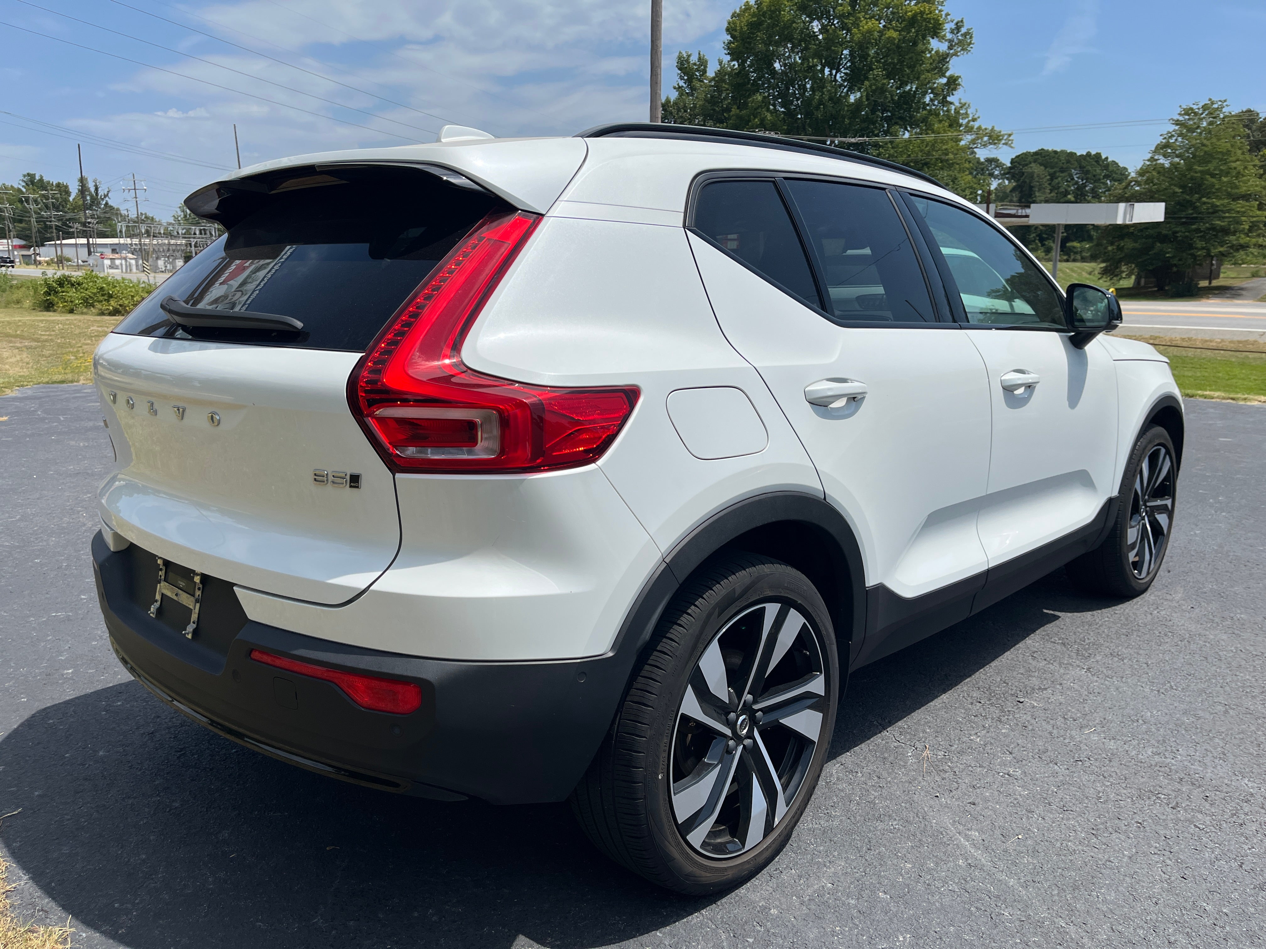 2023 Volvo XC40 Plus Dark Theme