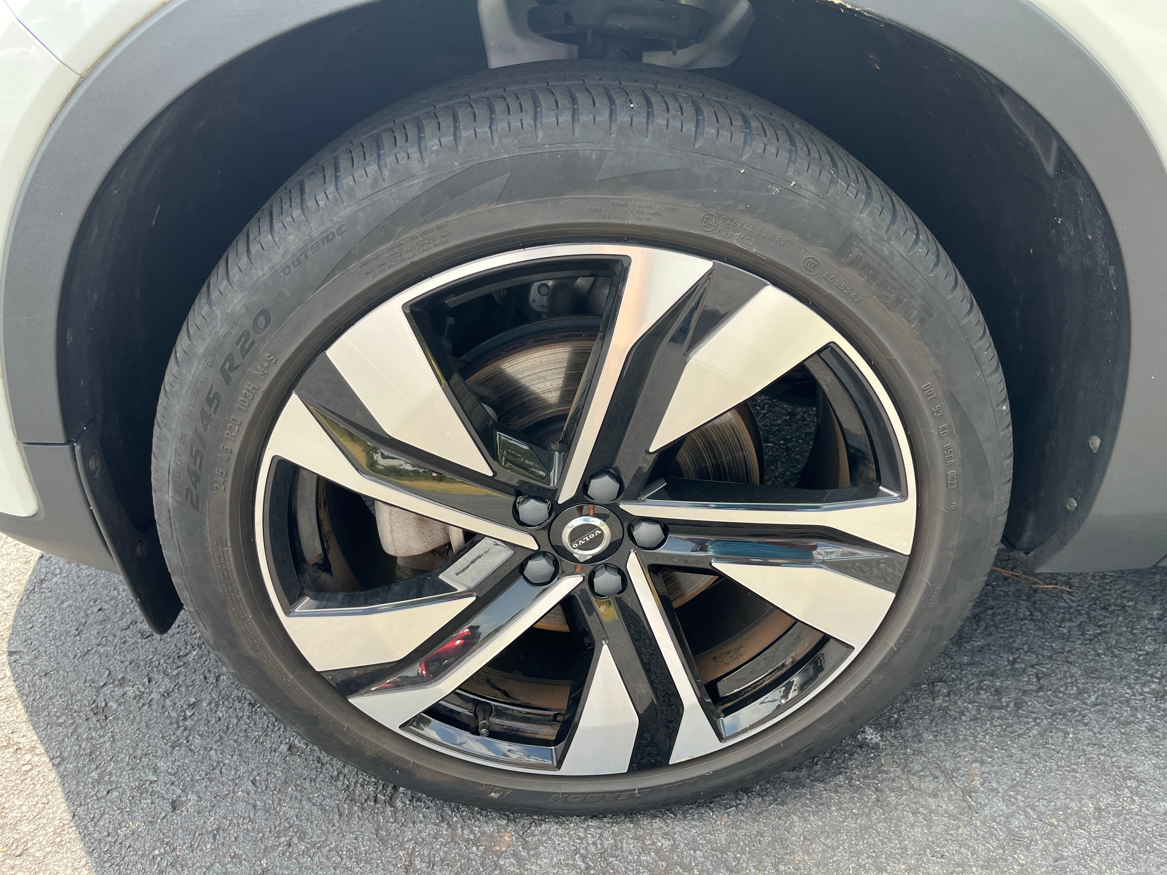 2023 Volvo XC40 Plus Dark Theme